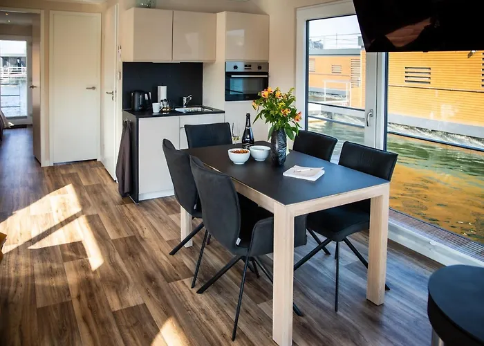 Botel Hausboot Bellini *